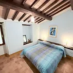 Elegant Retreat In Poreta, Italy