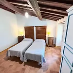 Elegant Retreat In Poreta, Italy 农家乐
