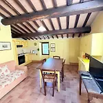Elegant Retreat In Poreta, Italy 农家乐