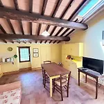 Elegant Retreat In Poreta, Italy