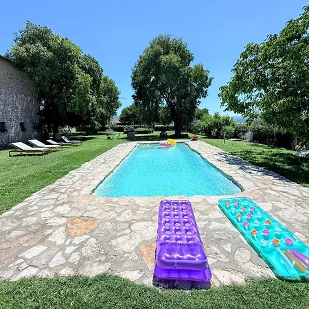 Elegant Retreat In Poreta, Italy *