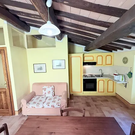 Elegant Retreat In Poreta, Italy Bauernhof