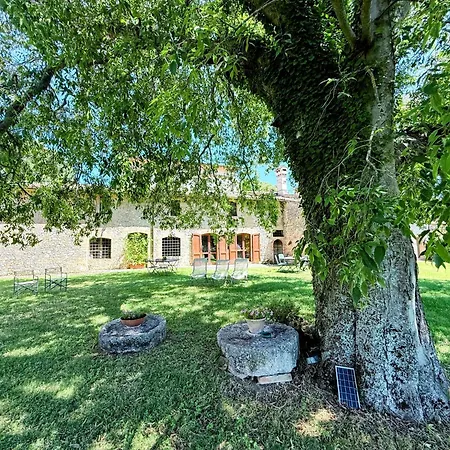 Elegant Retreat In Poreta, Italy