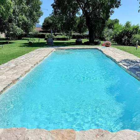 مزرعة للإقامة Elegant Retreat In Poreta, Italy *